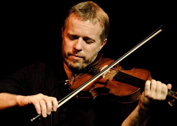 Suingando com o violino no A volta ao Jazz em 80 mundos