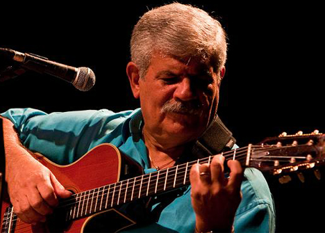 Dori Caymmi chutando latas