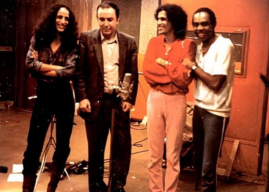 Benção, São João Gilberto, para nos inspirar nessa eleição.